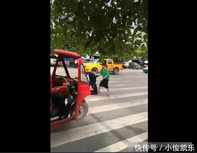 男子当街下跪求女友原谅，女子一脸爱理不理，下一幕让她悔恨终身