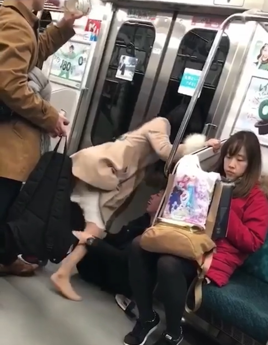 小情侣在坐地铁,不料发生让人尴尬的一幕,旁人劝阻还被打
