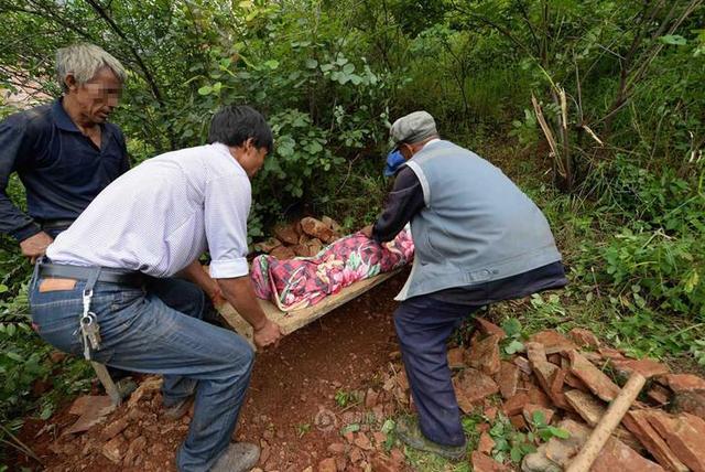 梦境解析，抬奶奶尸体重新放入棺内，榻被湿透的深层含义