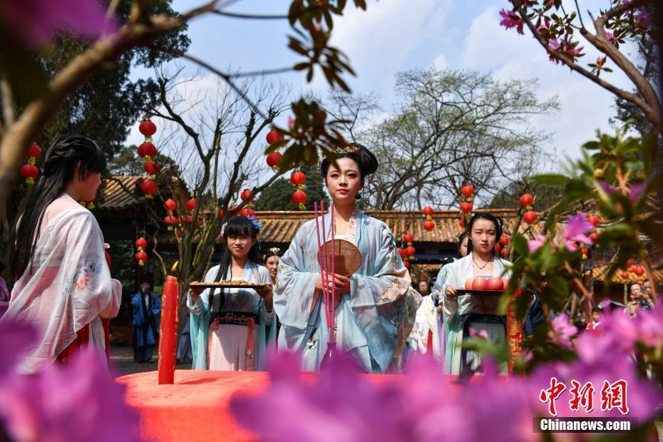 昆明青年男女身着汉服踏青祭花神 共度中国传统节日"花朝节"
