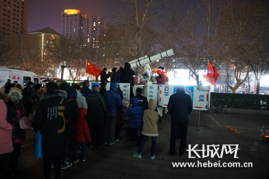 今年元宵节天文观测车拉近了月亮与市民的距离