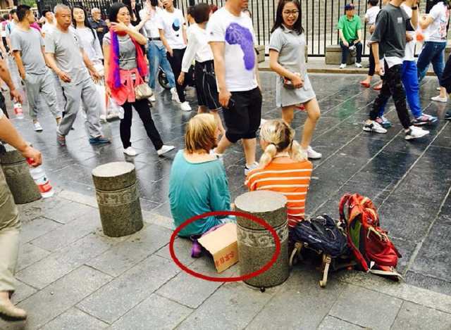 外国人来中国乞讨，真的懂规矩，看到城管就扮成游客
