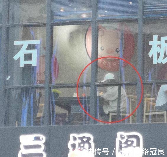 网友偶遇张馨予何捷逛家居店, 何捷的一个动作