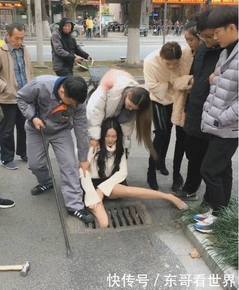 女子坐在地上哭泣不肯起来，众人好奇不已，仔细一看，立马报警