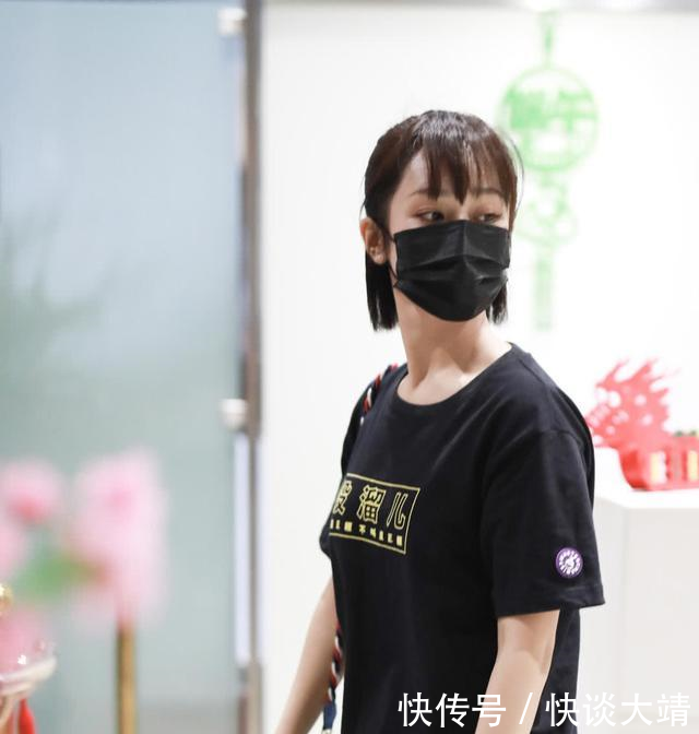杨紫与秦俊杰分手,突然现身机场,衣服上的三个