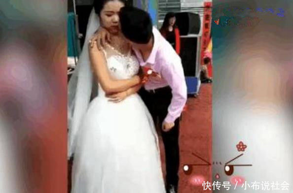 结婚仪式新郎对新娘下嘴,她的一个动作,让在场