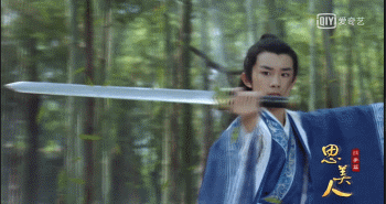 而易烊千玺饰演的是少年屈原,在片花最后有他耍剑的镜头.