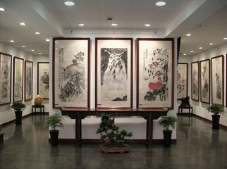 中国著名的画店有:盛风画店,北京北京画店一得阁,荣宝斋等.