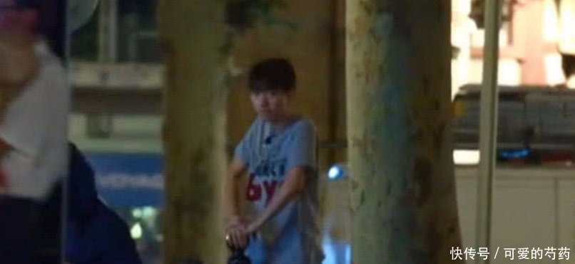 王俊凯深夜接千玺放学,站在街头男友感爆棚!