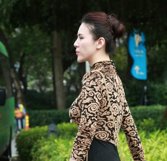 美女街拍:穿衣很大方很得体,很有气质很有风韵的黑裙