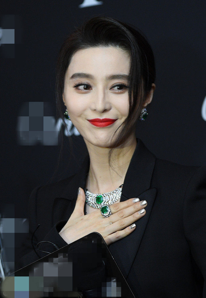 范冰冰黑色裤装超性感,霸气回应失金马影后。