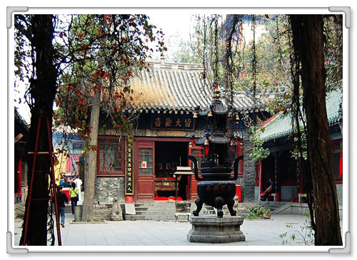 简介 兴国禅寺,在千佛山山腰,占地3000平方米,是山东著名香火胜地.