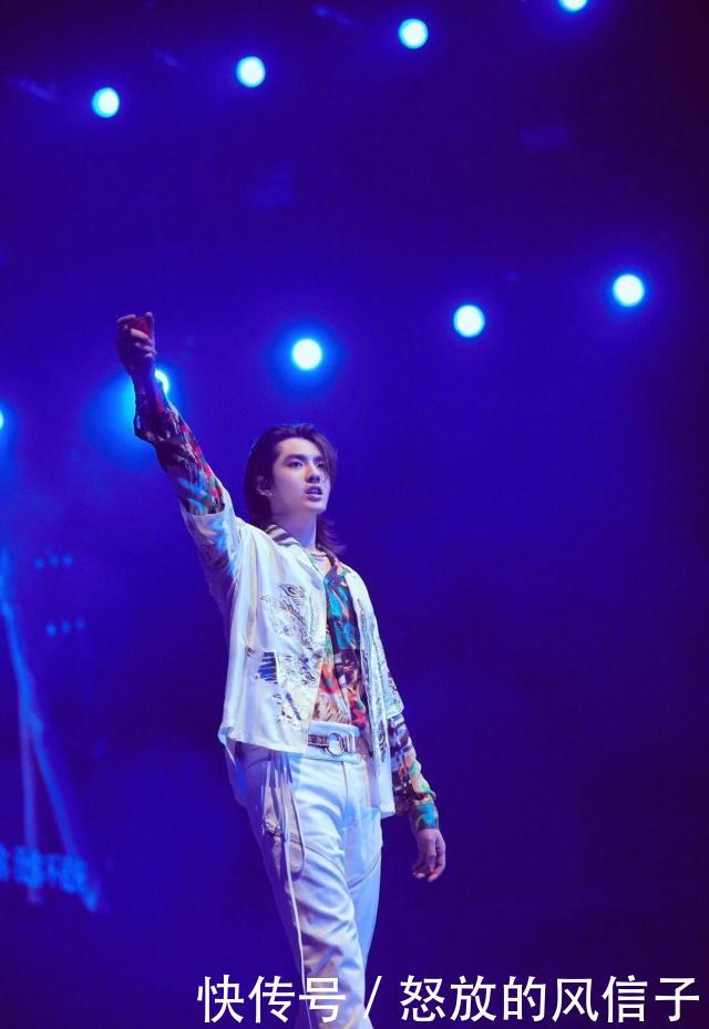 吴亦凡南京街头请吃大碗面,穿黑色卫衣留飘逸