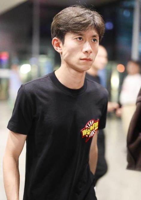 看着显瘦，脱衣有肉的男明星，张一山深藏不露