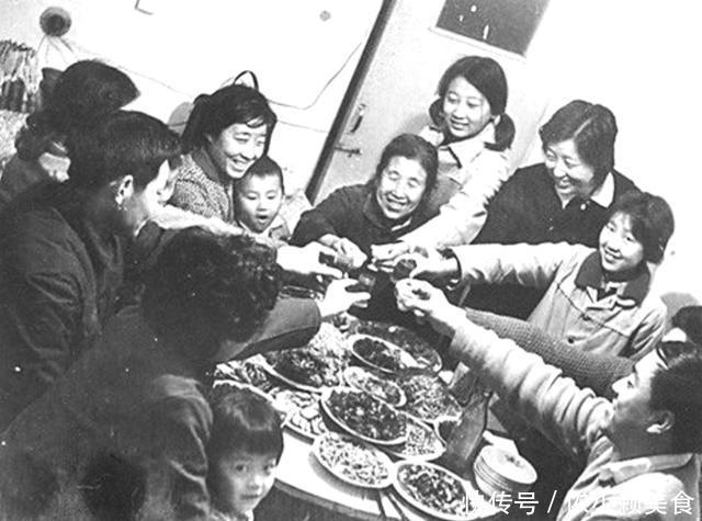 东北80年代的年夜饭:全家包饺子、穿新衣吃油