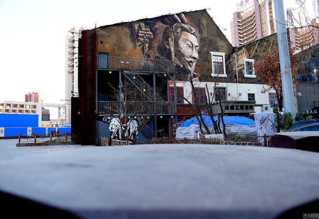 3米高巨型兵马俑画像亮相“上墙” 动作怪异遭市民吐槽