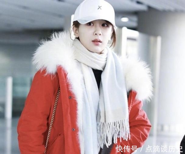 杨紫身穿大红色衣服现身机场,心情大好,真是越