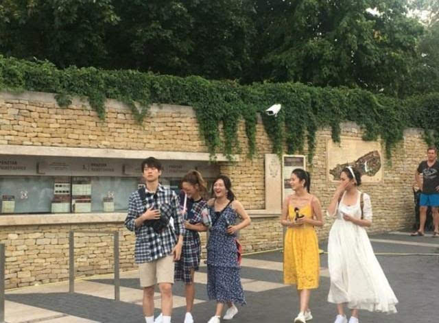 路人偶遇应采儿为凹造型的谢娜拍照！跟着人妻的魏大勋有些许尴尬