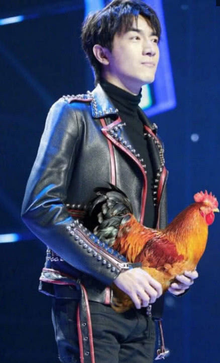 明星领奖时,奖杯被恶搞:迪丽热巴拿莴笋,杨洋甩