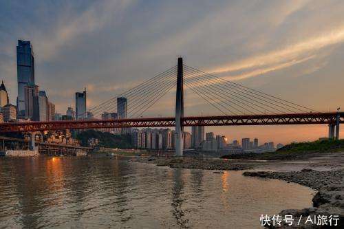 中国排名第一的网红城市,GDP超过了2万亿,不