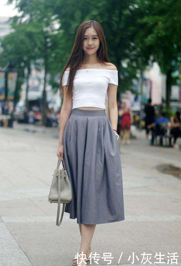 街拍:美女身穿一字肩上衣搭配半身裙,绰约多姿
