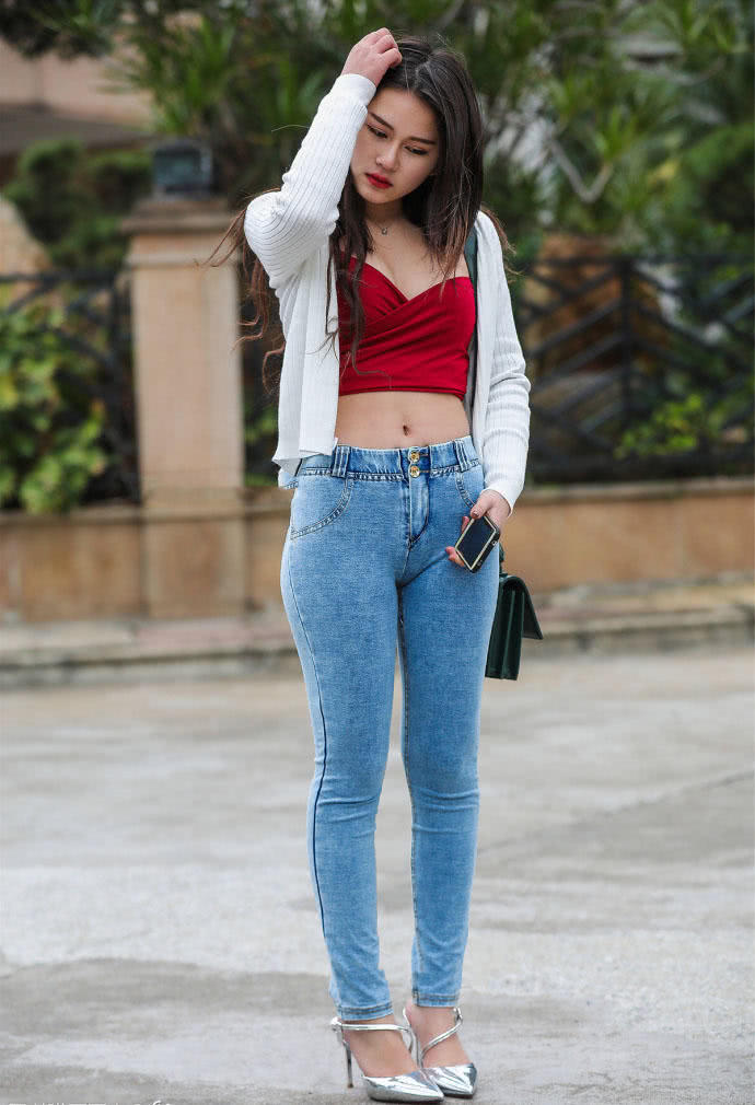 街拍紧身牛仔裤美女,饱满圆润好身材美臀太迷