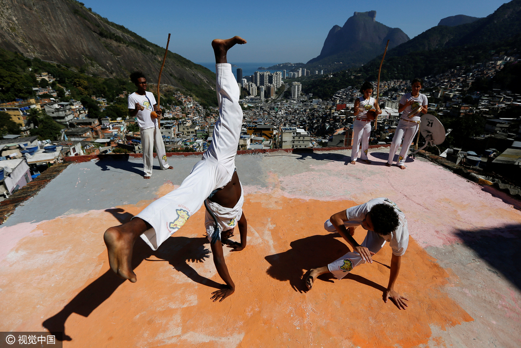 图说:贫民窟里的"巴西战舞"