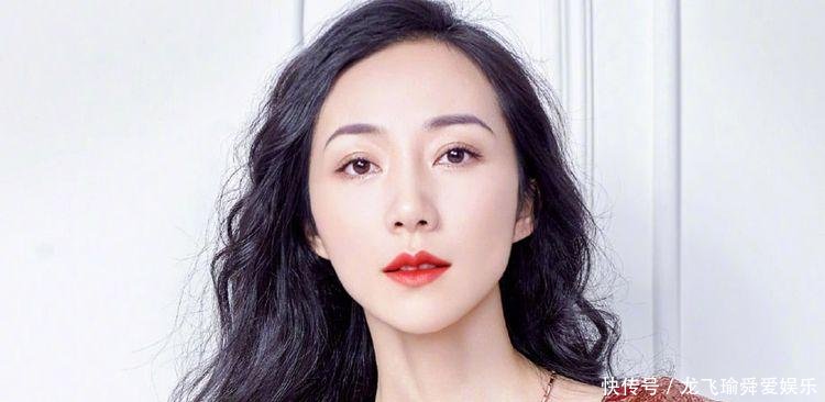 韩雪机场收到粉丝礼物, 看到价格后所做举动, 暴