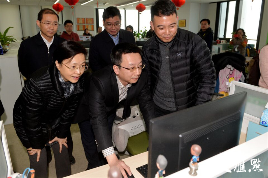 王燕文到新华报业传媒集团慰问新闻工作者:在\"服务提升年\"里