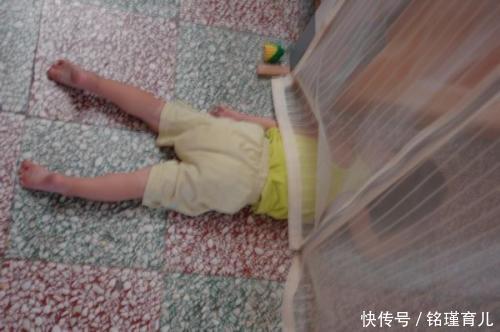粗心的父母与孩子分房睡,半夜发生了这一件事