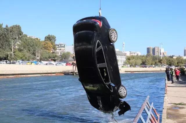 患肺癌来昆治疗从医院出走;轿车冲进河 丈夫舍