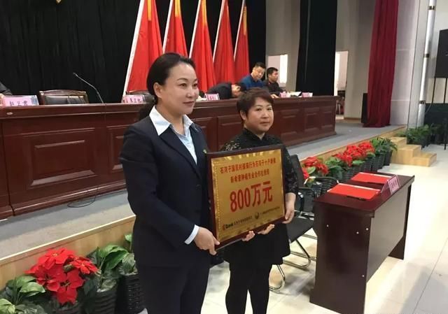 八师147团11连新希望种植专业合作社社员喜领