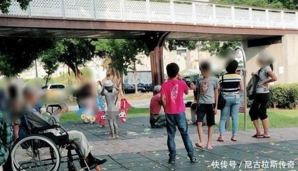 妈妈放任7岁女儿在公园赤裸玩耍无动于衷，网友怒骂：不知羞耻！