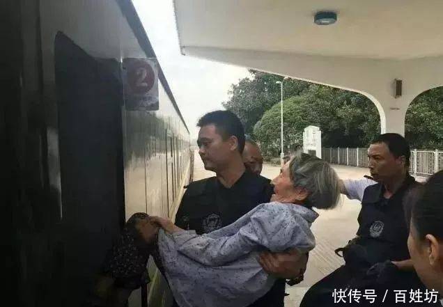 特警抱八旬奶奶,冲刺一千米,感动万千网友