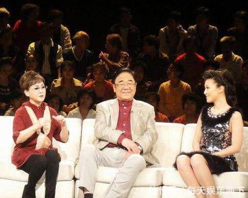 73岁李谷一全家近照,与79岁二婚丈夫看似母子