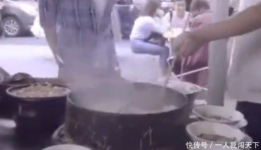 谢霆锋带着张靓颖去吃酸辣粉,并给老外流利的