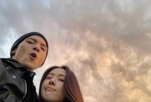 向佐郭碧婷订婚后同游日本,两人对镜头搞怪卖