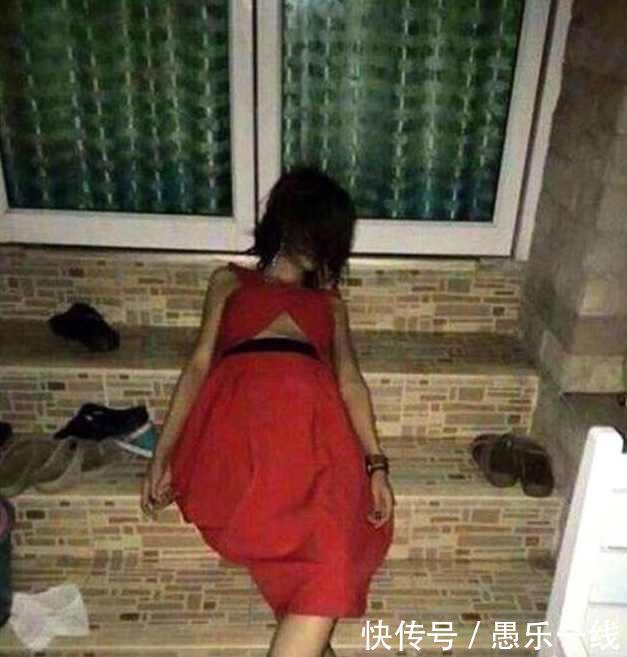 21岁女孩喝醉了在路边被男子背回家后,对她做的事让她很愤怒