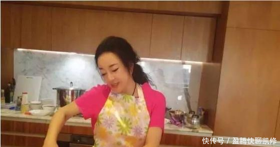 63岁刘晓庆疑似怀孕,挺孕肚下厨房是不是对老