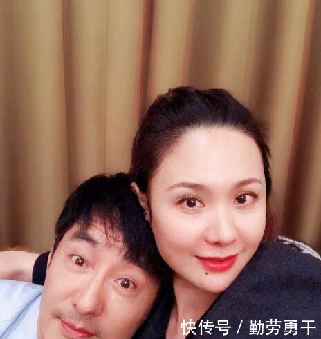 程莉莎微博晒自拍,眼角不见一丝丝皱纹,还不忘