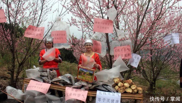 一群农村年轻女孩在路边卖空气,10块钱一袋,海拔越高价格越贵