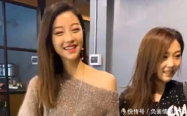 美女穿“光腿裤”逛街,无意间成网络红人,腿被网友称标准火腿