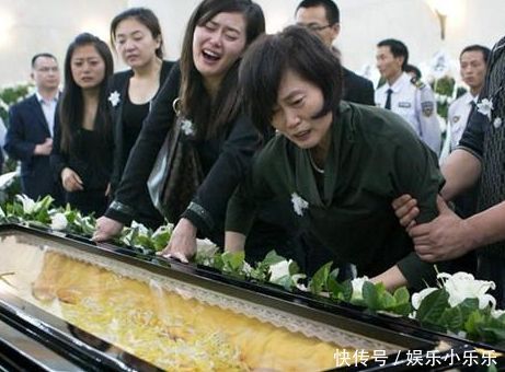 资助1百多名穷困学生,死后却无钱下葬,5年后妻子驾车被砸身亡