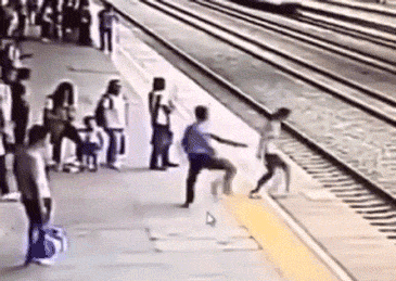 女子跳轨自杀被客运员死命拽回监控视频曝光 女子为什么要轻生?