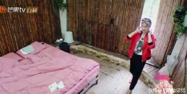 王黎雯不顾镜头扑进杨烁怀里,谁注意杨烁的小动作?让人大跌眼镜
