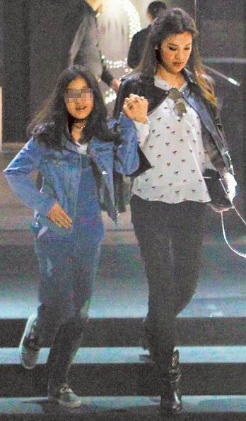 林若亚牵梧桐妹现身街头"母女俩"有说有笑