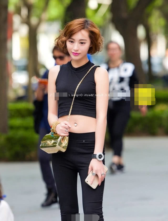 小清新美女双腿修长笔直,蛮腰上的脐环让人瞳