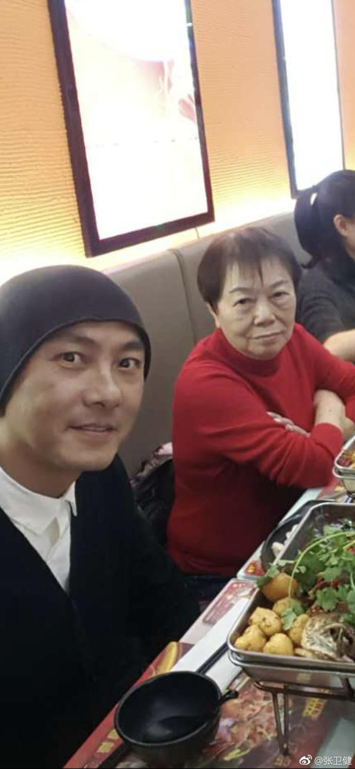 张卫健当年破产可惨了, 妈妈没钱买菜, 爸爸去工