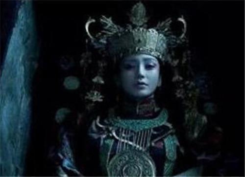 施工队挖出千年古棺,开馆后忽然伸出一条白腿