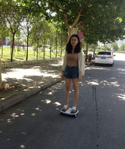 河南小伙发明世界最小电动车,用完直接装包里